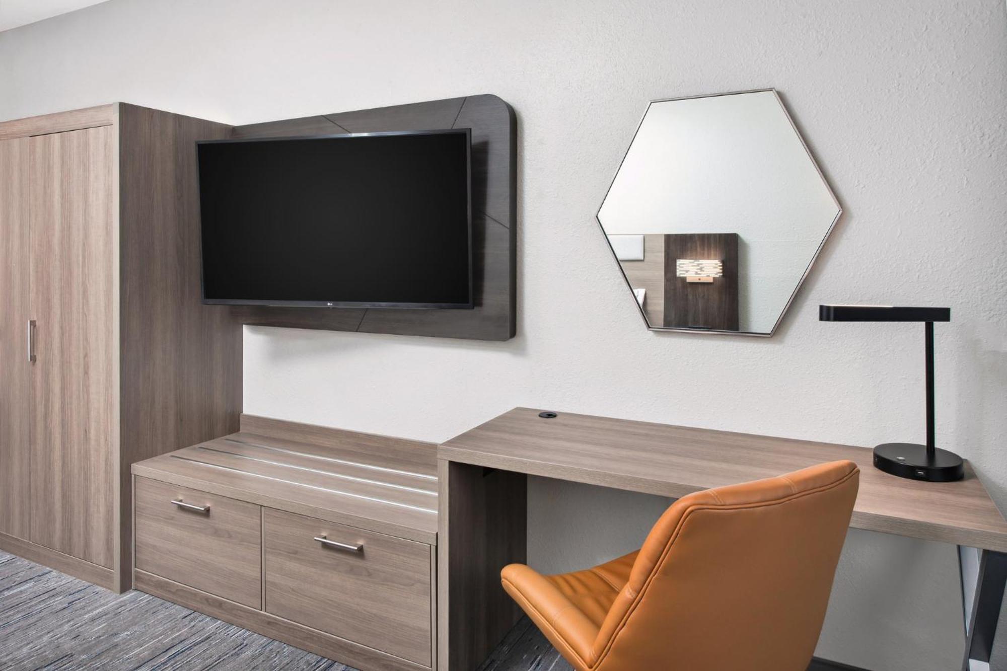 Holiday Inn Express Cleveland Airport - Brook Park By Ihg Exterior foto