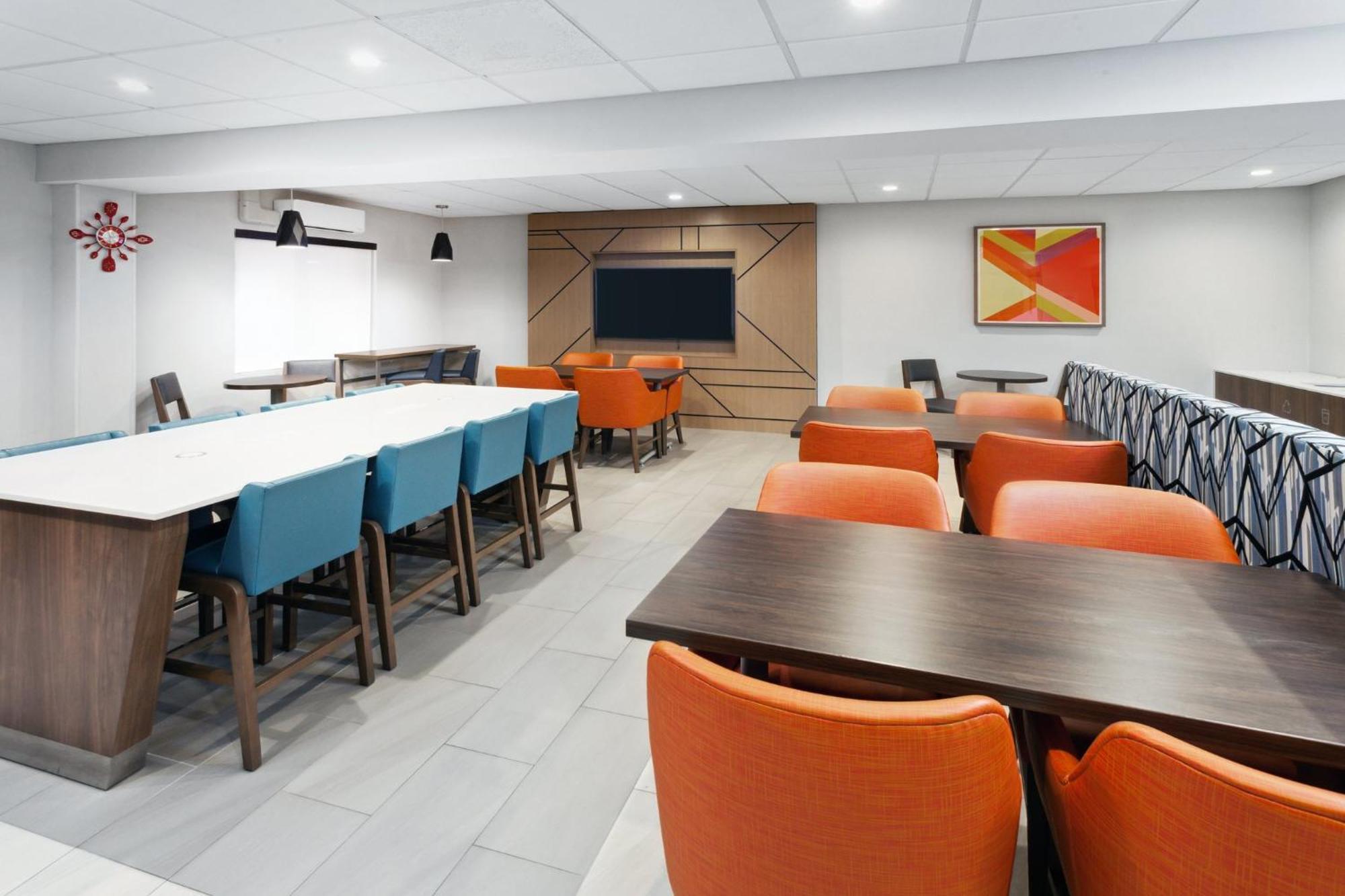 Holiday Inn Express Cleveland Airport - Brook Park By Ihg Exterior foto