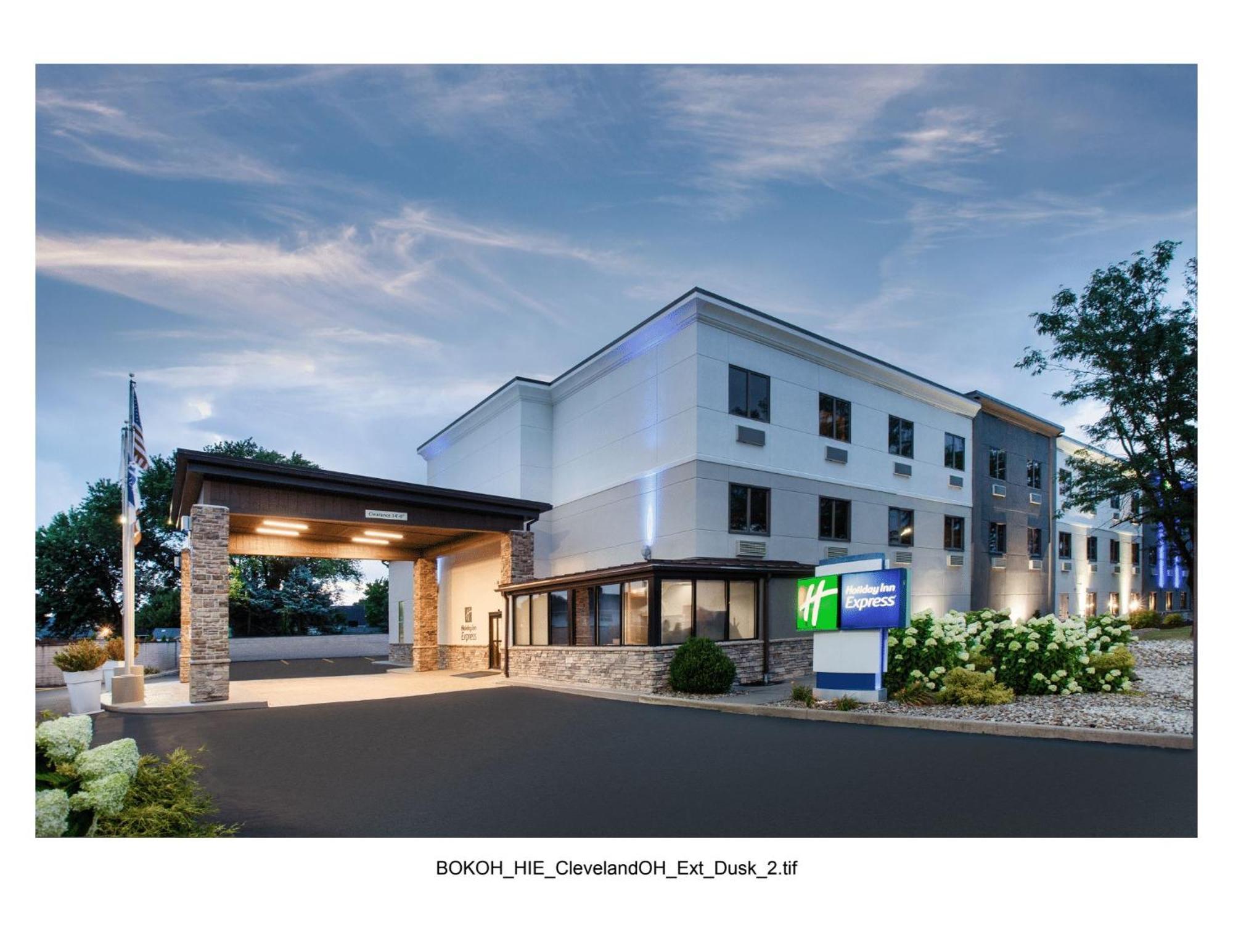 Holiday Inn Express Cleveland Airport - Brook Park By Ihg Exterior foto